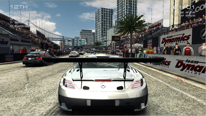 Codemasters* 社が GRID Autosport* を PC からタブレット向けに最適化してポールポジションを獲得